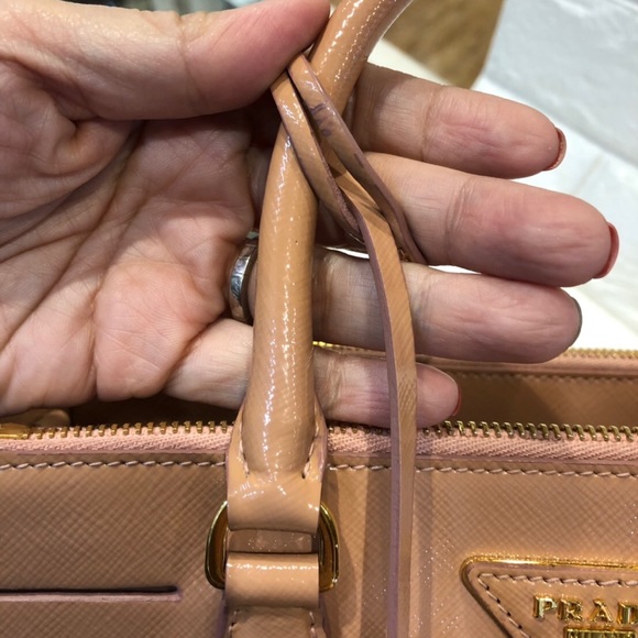 **SOLD** Prada saffiano vernice - Picture 5 of 8
